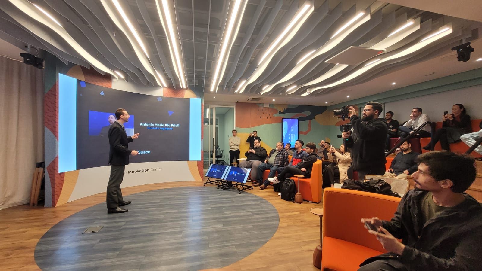 Antonio Mario Pio Frioli, fundador da Log Space, apresentando no Oracle Innovation Center em São Paulo.